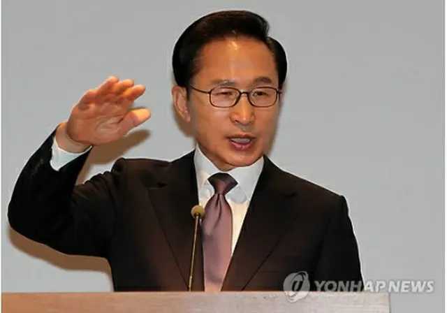 在ドイツ同胞との歓談会で朝鮮半島の核問題や統一について語る李大統領＝8日、ベルリン（聯合ニュース）