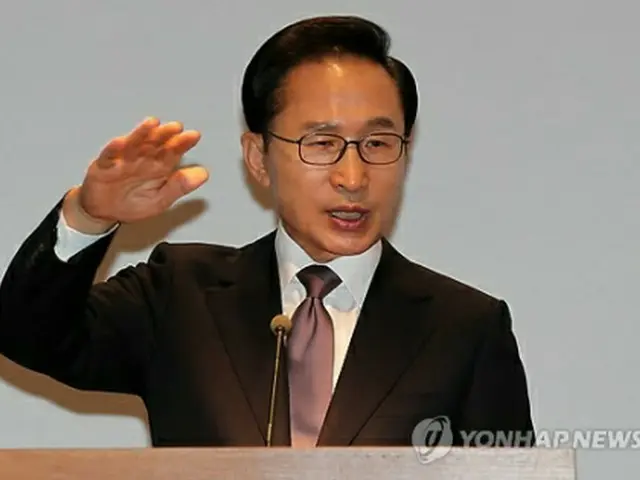 在ドイツ同胞との歓談会で朝鮮半島の核問題や統一について語る李大統領＝8日、ベルリン（聯合ニュース）
