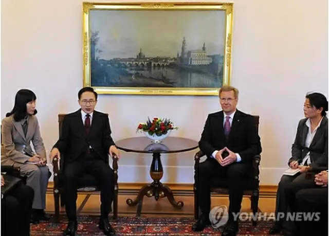 会談する両国大統領＝9日、ベルリン（聯合ニュース）