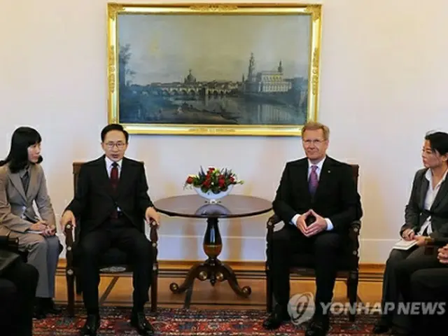 会談する両国大統領＝9日、ベルリン（聯合ニュース）