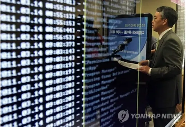 ソウル中央地検関係者が農協事件の捜査結果を発表している＝3日、ソウル（聯合ニュース）