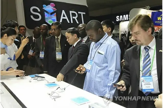 関心を集める「Ｇａｌａｘｙ Ｓ２」＝１１日、ソウル（聯合ニュース）