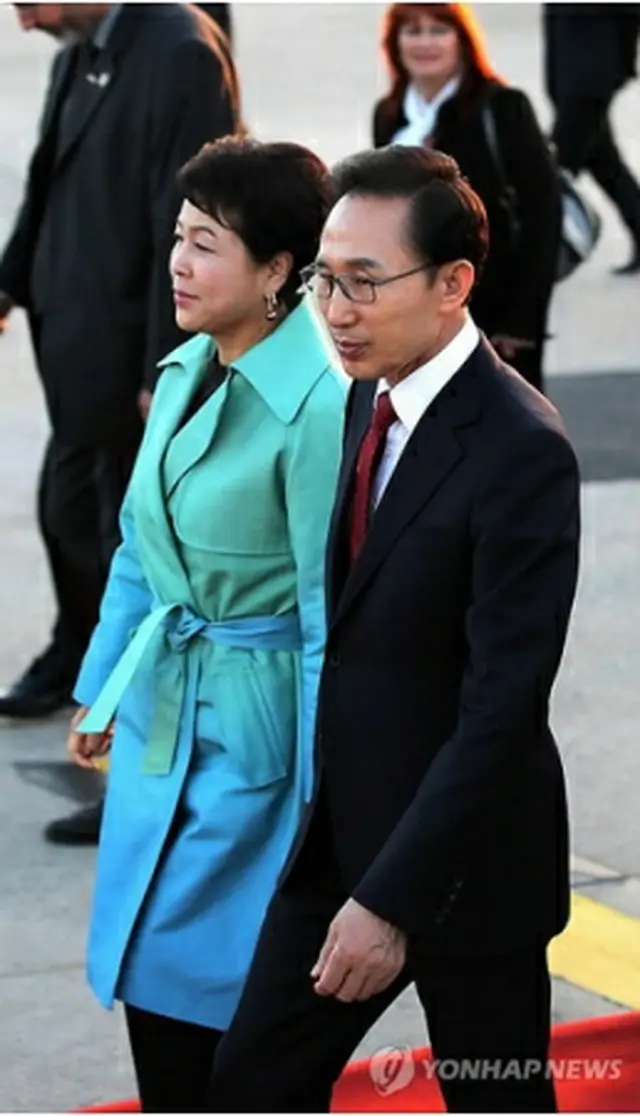 パリに到着した李大統領夫妻＝12日、パリ（聯合ニュース）