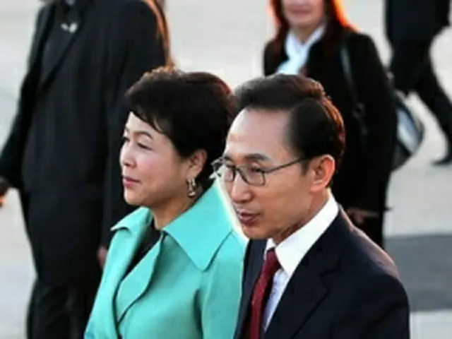パリに到着した李大統領夫妻＝12日、パリ（聯合ニュース）