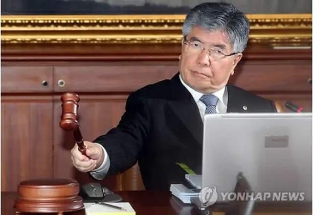 韓国銀行の金融通貨委員会に出席した金仲秀総裁＝１３日、ソウル（聯合ニュース）