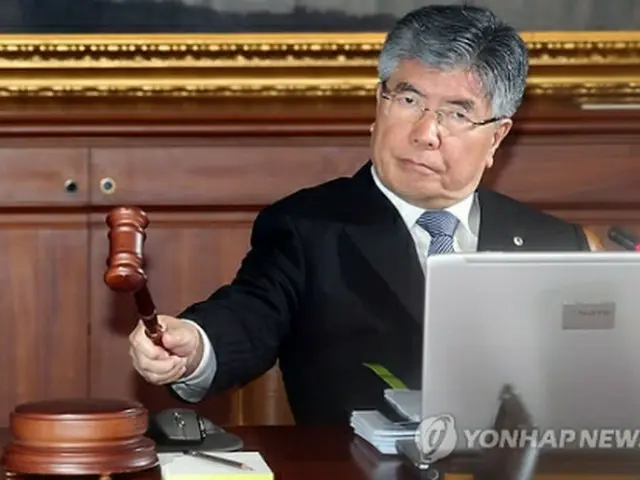 韓国銀行の金融通貨委員会に出席した金仲秀総裁＝１３日、ソウル（聯合ニュース）