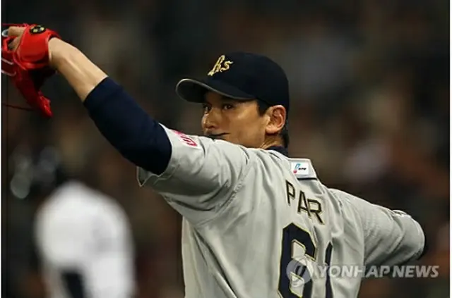 日本デビュー試合で力投する朴賛浩投手＝４月１５日、西宮（聯合ニュース）