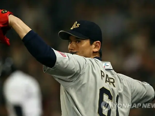 日本デビュー試合で力投する朴賛浩投手＝４月１５日、西宮（聯合ニュース）