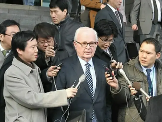 記者団の質問に答えるボズワース代表＝1月5日、ソウル（聯合ニュース）