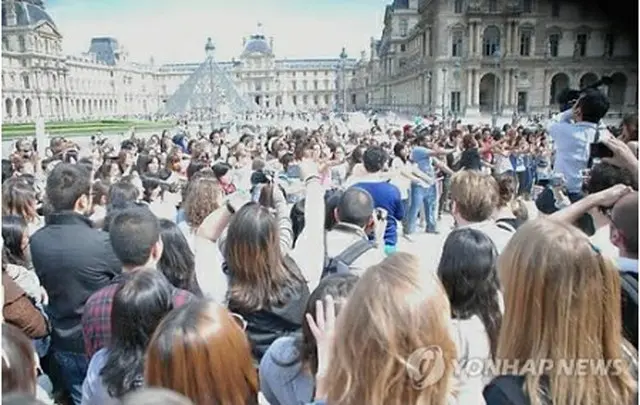 「SMTOWN　LIVE　WORLD　TOUR　in　PARIS」の追加公演を求め、パリで行われた集会＝（聯合ニュース）