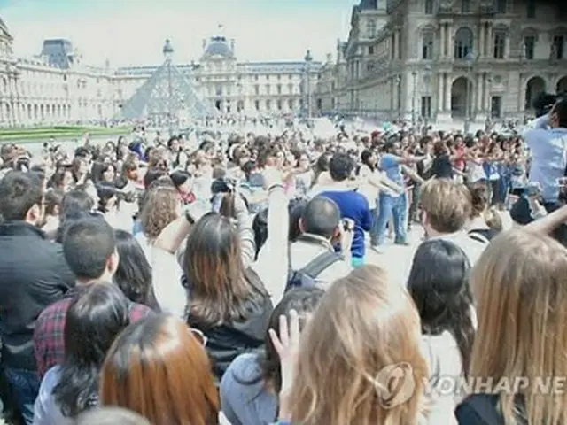 「SMTOWN　LIVE　WORLD　TOUR　in　PARIS」の追加公演を求め、パリで行われた集会＝（聯合ニュース）