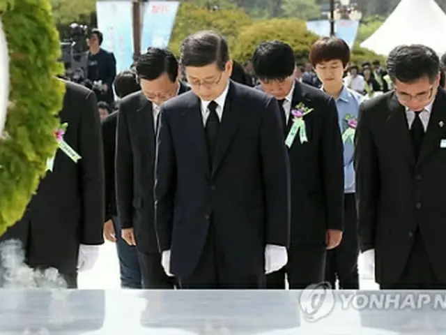 国立５・１８民主墓地で黙とうをささげる金首相ら＝１８日、光州（聯合ニュース）