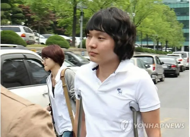 出廷したシン・ジョンファン＝18日、ソウル（聯合ニュース）