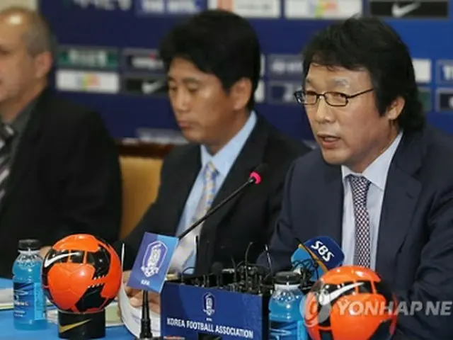 国際親善試合の出場メンバーを発表する韓国代表の趙広来監督＝２３日、ソウル（聯合ニュース）