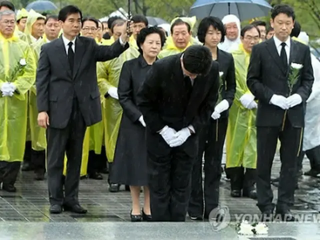 慶尚南道金海市で行われた盧武鉉前大統領の追悼式＝23日、金海（聯合ニュース）