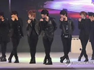 「INFINITE」ドンウ、公演中にファンに足つかまれ転倒