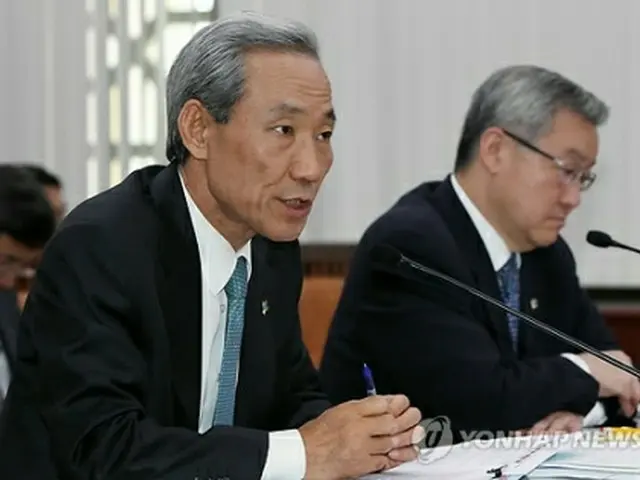 全体会議で国会議員からの質問に答える金本部長＝14日、ソウル（聯合ニュース）