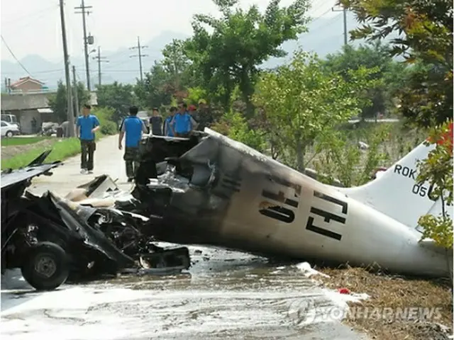 墜落した空軍の訓練機＝21日、清州（聯合ニュース）