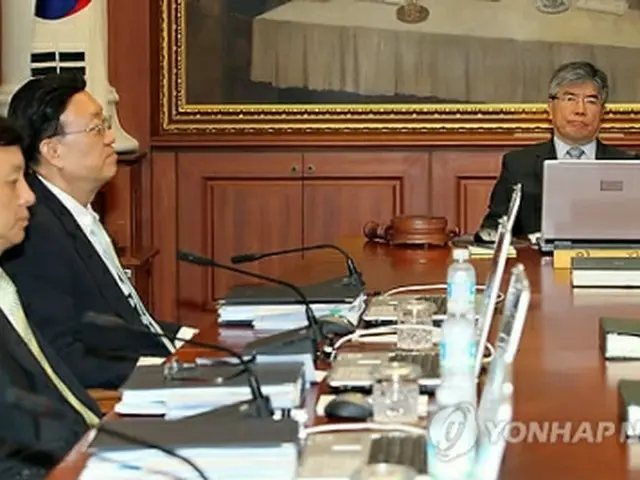 金融通貨委員会を主宰する金仲秀総裁=14日、ソウル(聯合ニュース)