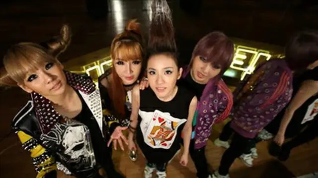 「2NE1」