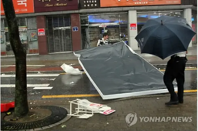 台風警報が発令された光州市では強風で看板が飛ばされるなどの被害が出た＝8日、光州（聯合ニュース）
