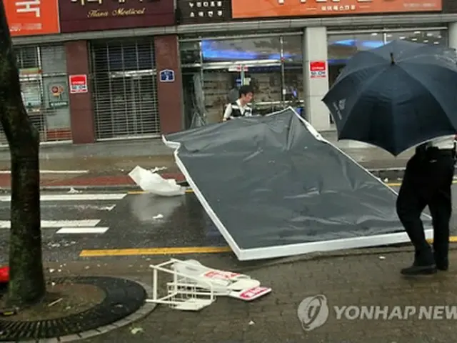台風警報が発令された光州市では強風で看板が飛ばされるなどの被害が出た＝8日、光州（聯合ニュース）