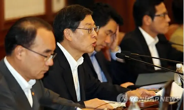 閣議で発言する金首相（左から2人目）＝9日、ソウル（聯合ニュース）