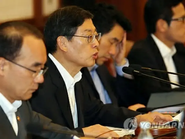 閣議で発言する金首相（左から2人目）＝9日、ソウル（聯合ニュース）