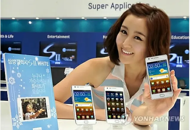 「ＧＡＬＡＸＹ　Ｓ」のホワイトモデル＝１５日、ソウル（聯合ニュース）