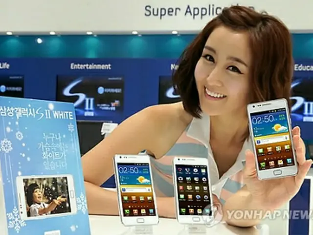 「ＧＡＬＡＸＹ　Ｓ」のホワイトモデル＝１５日、ソウル（聯合ニュース）