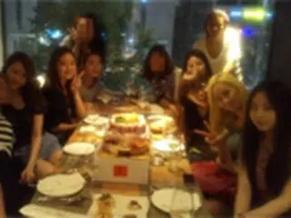 「Wonder Girls」前メンバーのソンミ、ソネの誕生日パーティーに参加