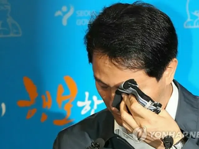 涙を浮かべて投票を訴える呉市長＝21日、ソウル（聯合ニュース）