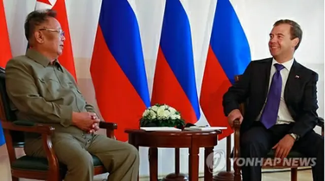金総書記（左）とメドベージェフ大統領のロ朝首脳会談＝２４日、ロシア・ウランウデ（ＥＲＡ＝聯合ニュース）