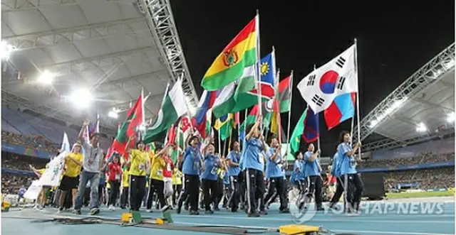 閉会式の会場に入場する各国選手団やボランティアら＝４日、大邱（聯合ニュース）