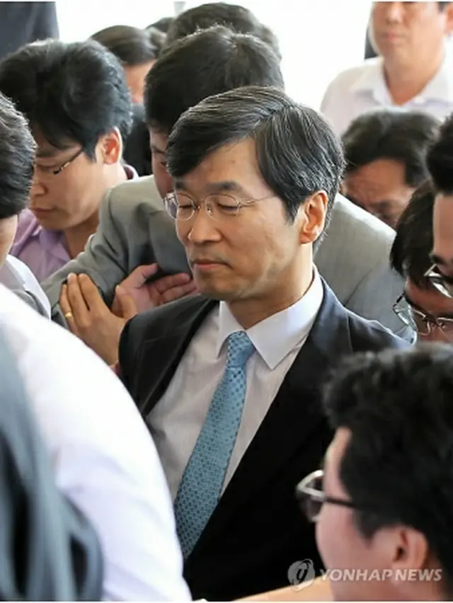 検察に出頭する郭魯ヒョン氏＝5日、ソウル（聯合ニュース）