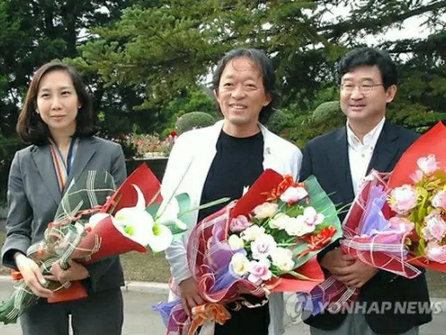 平壌到着後、歓迎を受けるチョン・ミョンフンさん（中央）＝14日、ソウル（朝鮮中央通信＝聯合ニュース）