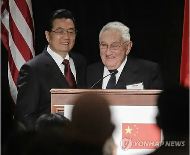 親中派で知られるキッシンジャー氏（右）＝（ＡＰ＝聯合ニュース）