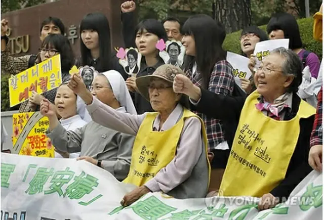 毎週、ソウルの日本大使館前で行われている元慰安婦の賠償請求権解決を求める集会（資料写真）＝（聯合ニュース）