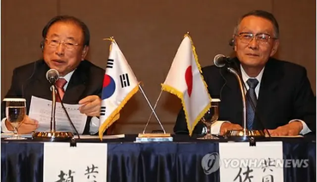 記者会見を行う趙錫来会長（左）と佐々木幹夫会長＝29日、ソウル（聯合ニュース）