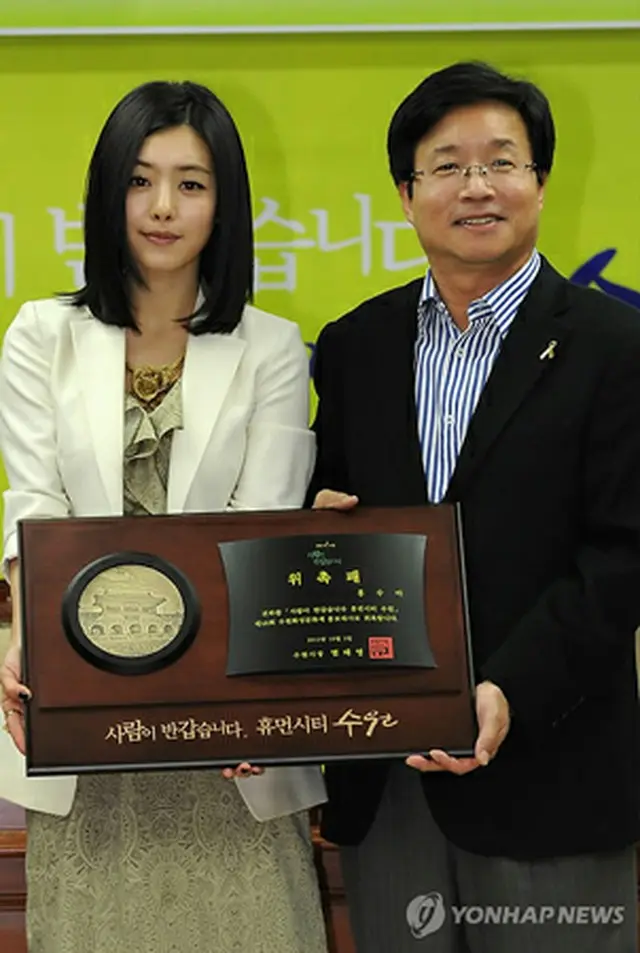 ホン・スア（左）とヨム・テヨン水原市長