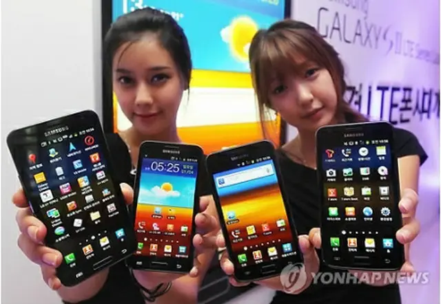 「iPhone（アイフォーン）4S」を迎え撃つサムスンの「ギャラクシーS2　LTE」＝（聯合ニュース）