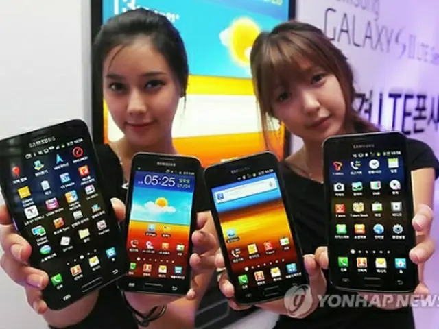「iPhone（アイフォーン）4S」を迎え撃つサムスンの「ギャラクシーS2　LTE」＝（聯合ニュース）