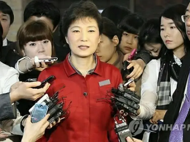 記者の質問に答える朴槿恵元代表＝６日、ソウル（聯合ニュース）