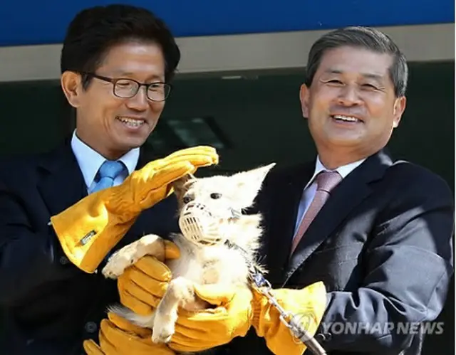 コヨーテの寄贈式に出席した京畿道の金文洙（キム・ムンス）知事（左）と黄禹錫氏＝17日、平沢（聯合ニュース）