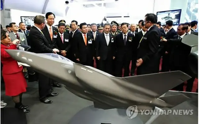 展示会初日の18日には金滉植（キム・ファンシク）首相をはじめ韓国政府関係者も会場を訪れた＝（聯合ニュース）
