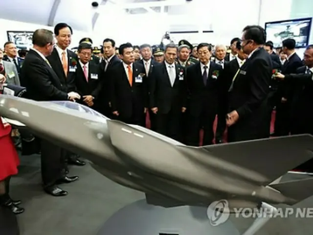 展示会初日の18日には金滉植（キム・ファンシク）首相をはじめ韓国政府関係者も会場を訪れた＝（聯合ニュース）