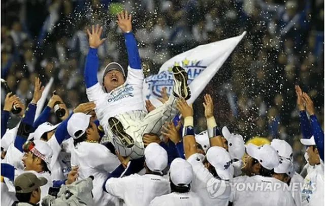 優勝を喜ぶサムスン選手ら＝31日、ソウル（聯合ニュース）