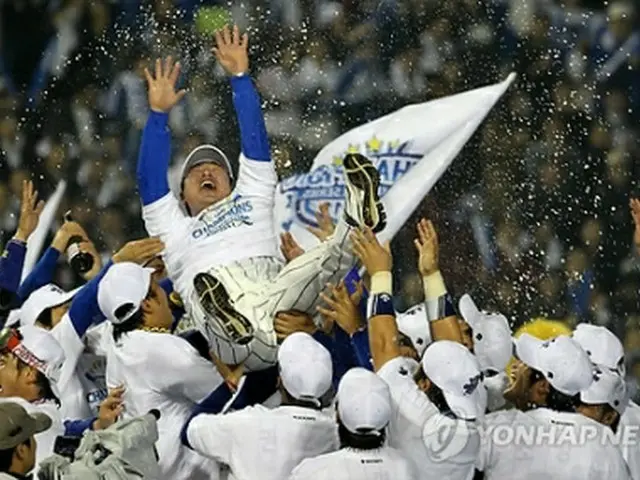 優勝を喜ぶサムスン選手ら=31日、ソウル(聯合ニュース)
