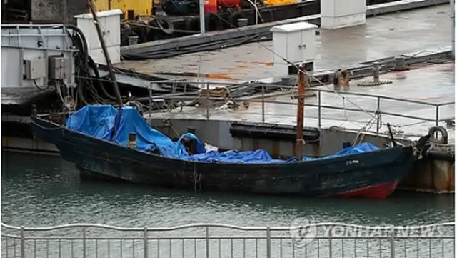 北朝鮮２１人が乗ってきたとされる木造船＝６日、仁川（聯合ニュース）