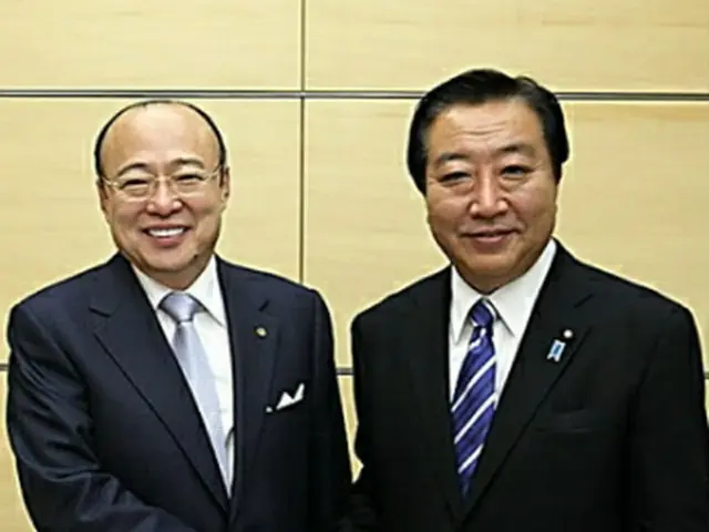 野田首相と握手を交わす金会長（ハンファグループ提供）＝７日、ソウル（聯合ニュース）